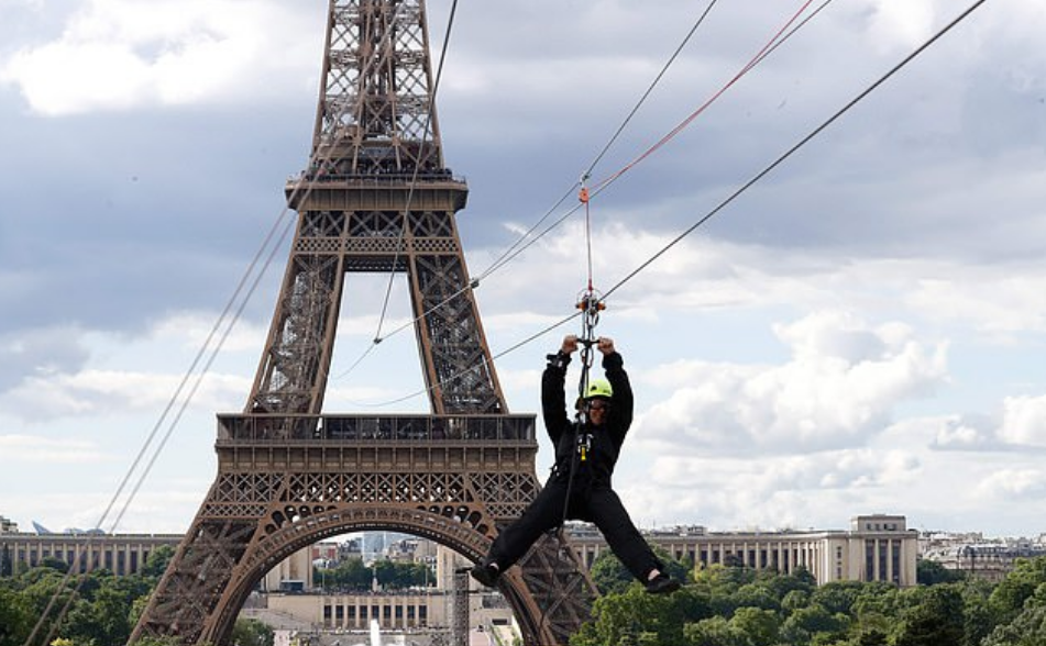 2024 Paris Olympic Opening Ceremony is Amazing! Zipline / Zipwire / Tyrolienne Becomes a Big Hit